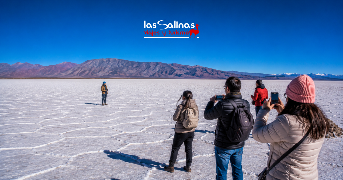 Viajar a Jujuy en invierno con cielos despejados. Turistas recorriendo Salinas Grandes durante el invierno. Cerro de los Siete Colores en Purmamarca en invierno. Excursión a Hornocal desde Jujuy. Bodegas de altura en Jujuy durante el invierno.